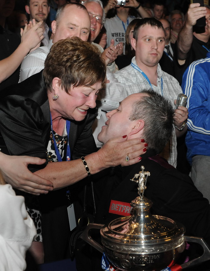 这是2011年5月2日,苏格兰选手希金斯与母亲共