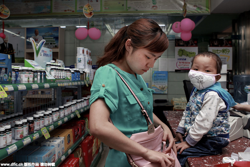 湖南一高中女教师抱患白血病儿子上课