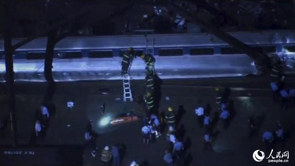 美国一列火车在费城附近脱轨 致至少50人受伤