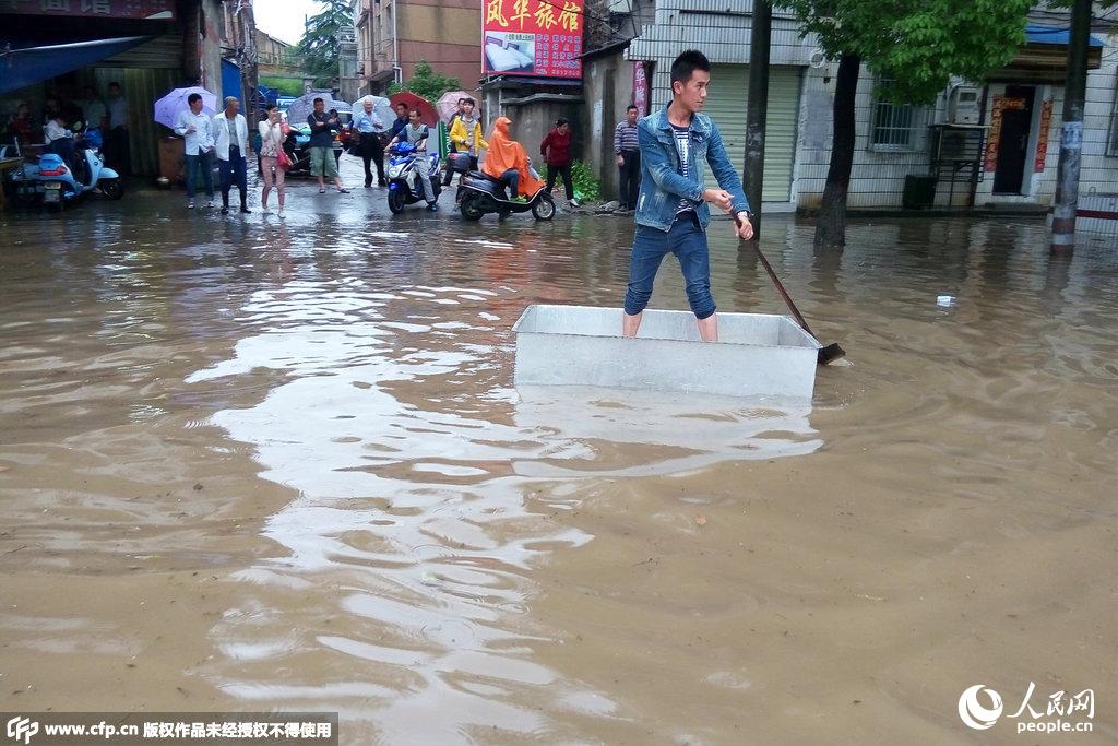 安徽安庆暴雨内涝最深达处1.3米 市民划铝合金