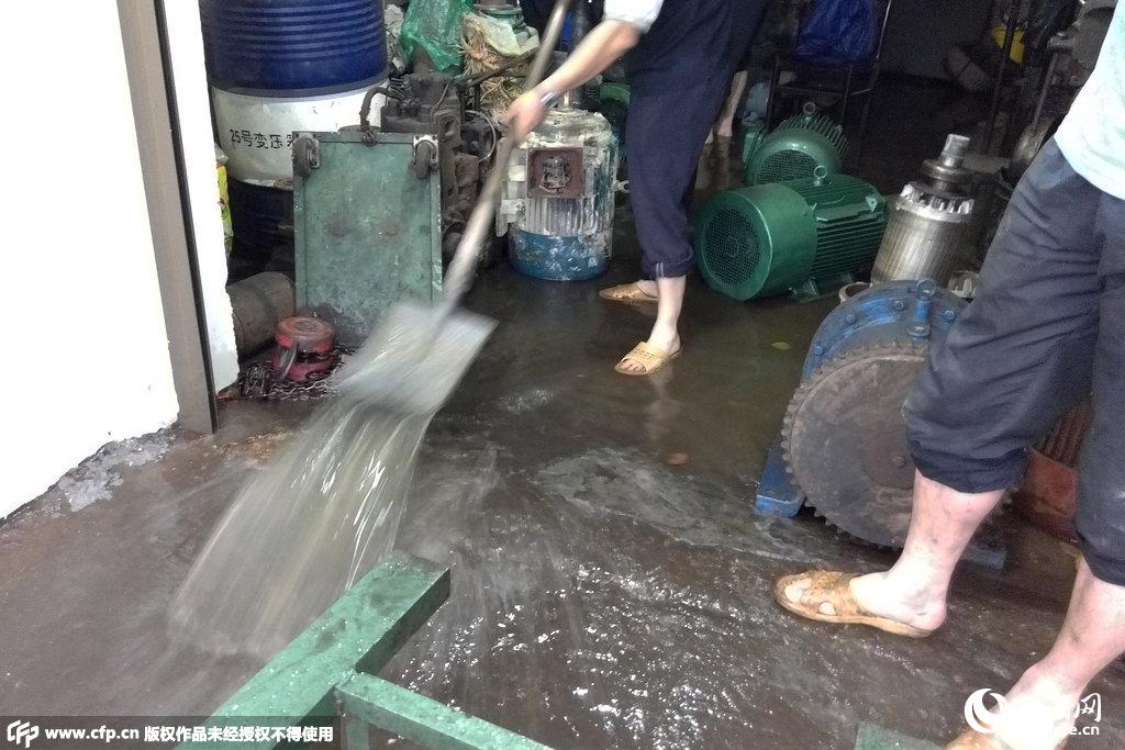 安徽安庆暴雨内涝最深达处1.3米 市民划铝合金