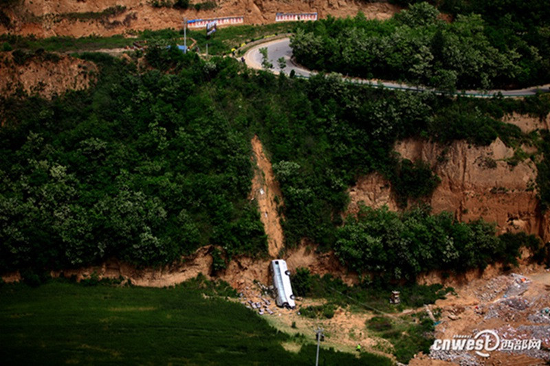 5月15日,发生在陕西省淳化县的客车坠崖事故,已造成35人死亡.