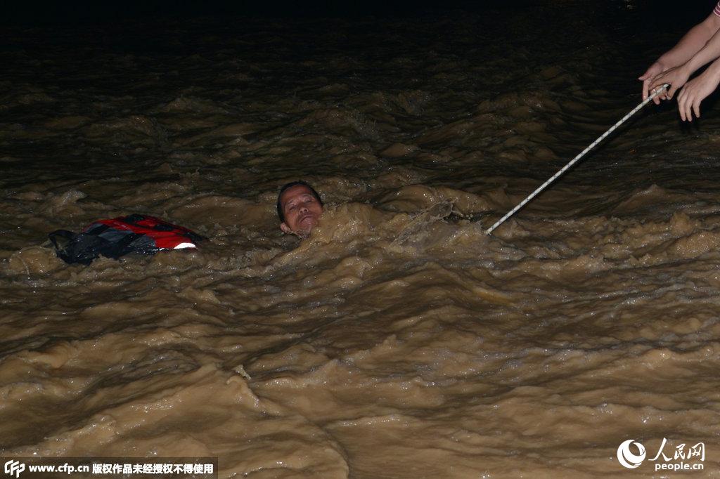 桂林:村民被洪水卷走 爬上电杆获救援