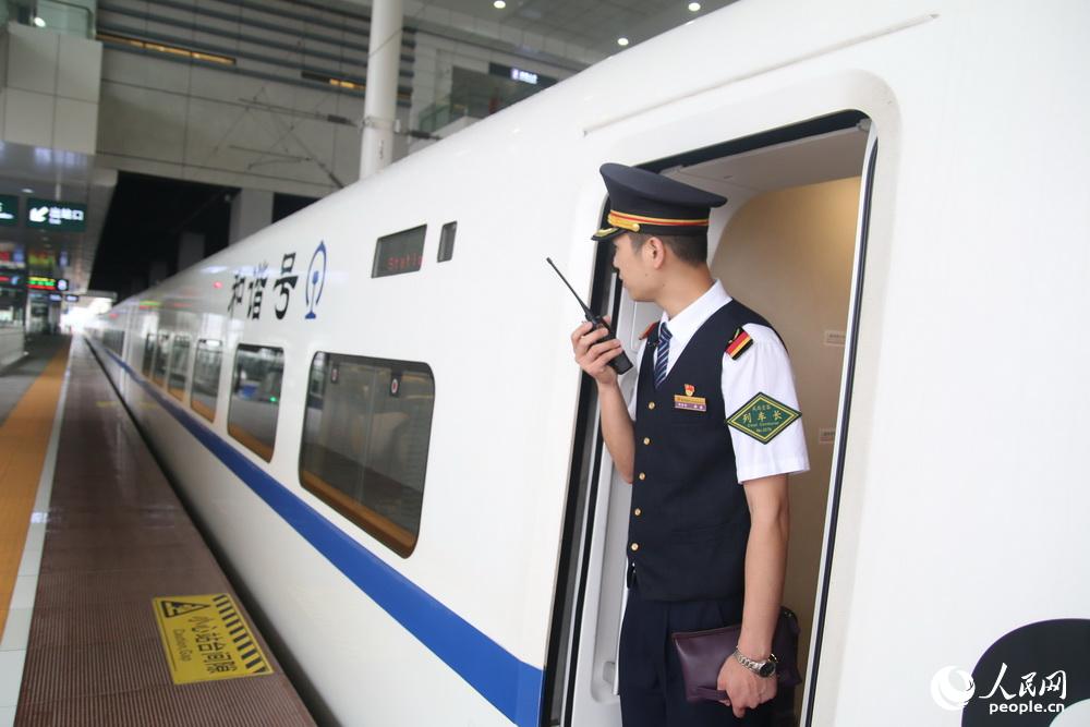 列车陈鑫在确认旅客乘降完毕后，通过对讲机通知司机，关闭车门。