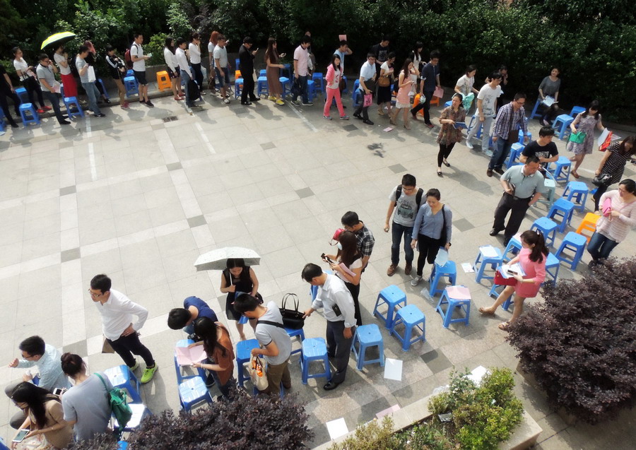 5月20日，新人在南京市玄武区民政局婚姻登记处排队办理结婚登记。新华社发（耿玉和 摄）