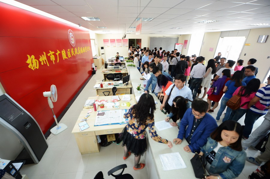 5月20日，在江苏扬州广陵区民政局婚姻登记处，新人排队等待办理结婚手续。新华社发（孟德龙 摄）