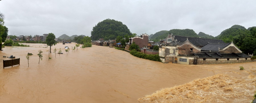 5月20日，湖南省江永县上甘棠村被洪水包围。新华社发（黄海 摄）