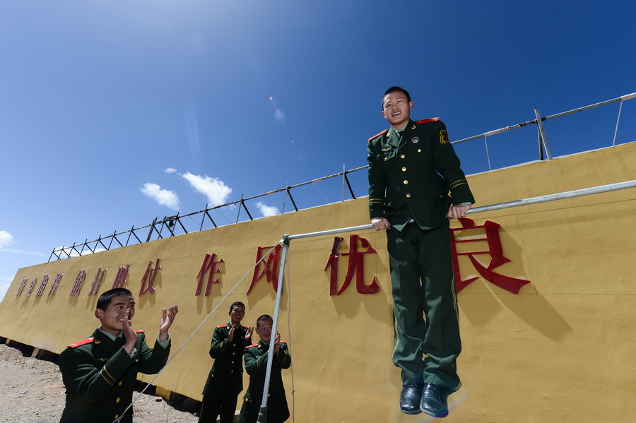 在青海格尔木唐古拉山镇，沱沱河守护中队战士在哨所的单杠上锻炼（5月18日摄）。 新华社记者 吴刚 摄