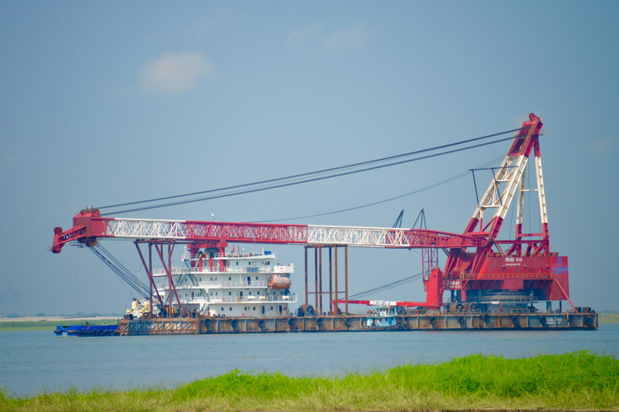 中铁大桥局千吨起重船抵达孟加拉国