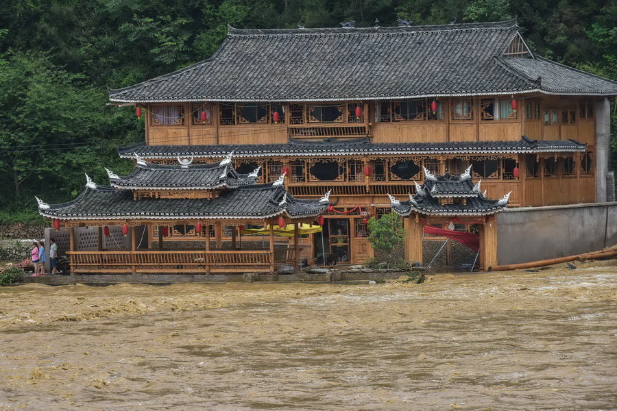 5月27日，洪水将雷山县城内的一处民房围困。新华社记者 刘续 摄
