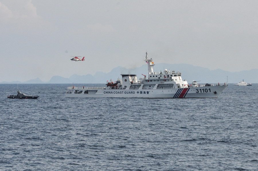 5月27日,在马六甲海峡凌家卫海域,中国海警31101船进行海上搜救行动.