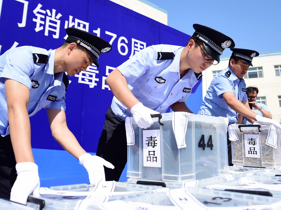  6月3日，民警正在检查整理待处理的毒品。新华社记者 张晨霖 摄