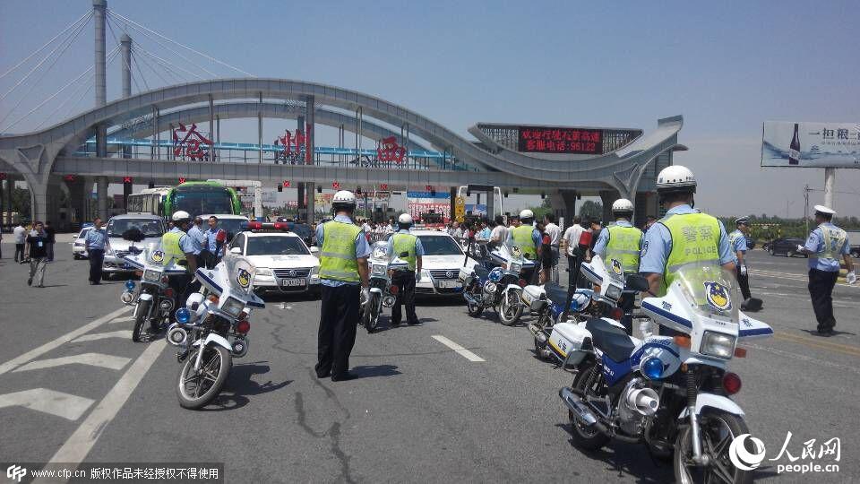 河北肃宁为枪案牺牲民警举行追悼会10