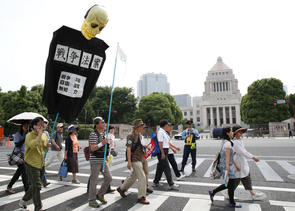 约25万日本民众包围国会抗议安保法案3