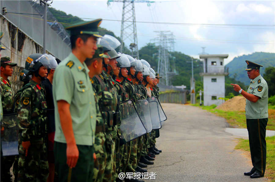 高清:边防武警与港警联手进行反偷渡反走私演练