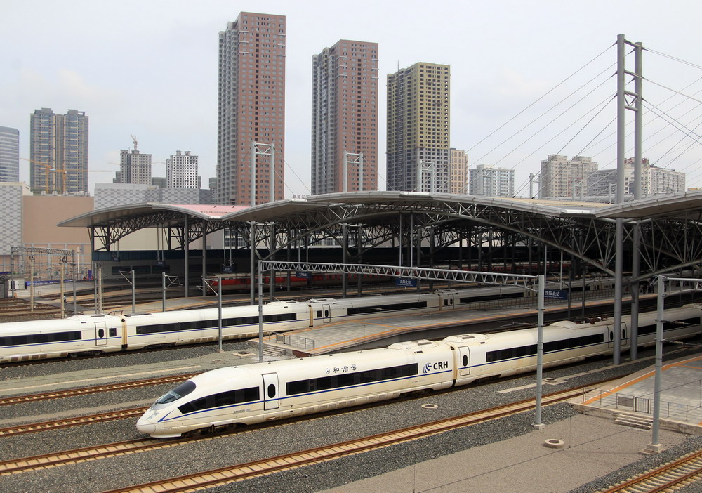 6月30日，动车组列车通过沈阳北站。新华社记者 朱旭东 摄