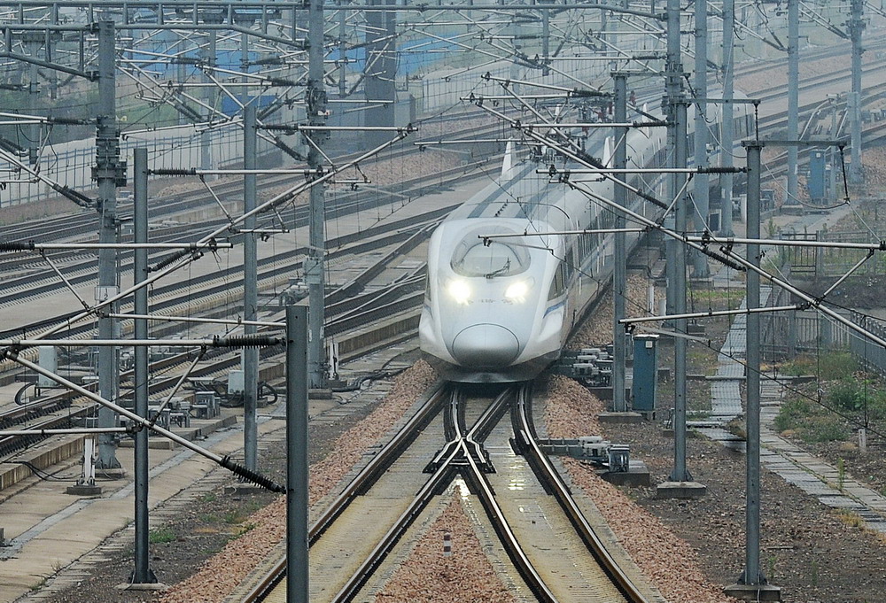 6月30日，一辆动车组列车驶入石家庄火车站。新华社记者 朱旭东摄