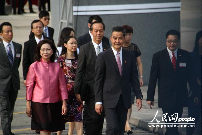 香港特区行政长官梁振英伉俪出席升旗仪式。(人民网记者 郭晓桐 摄）