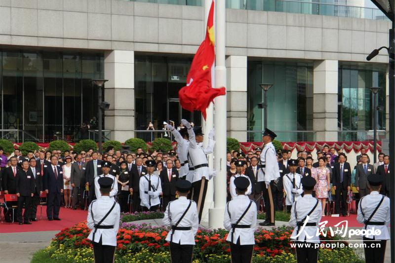 仪仗队升国旗。(人民网记者 郭晓桐 摄）