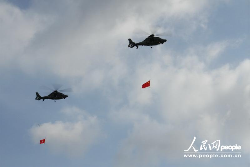 香港纪律部队在空中致礼。(人民网记者 郭晓桐 摄）