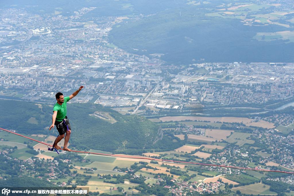 法国男子469米高空行走 曾创世界纪录-中国学
