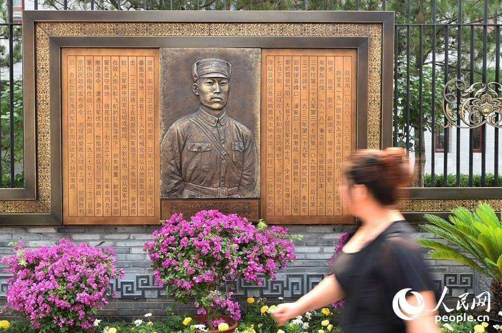 7月7日,市民经过赵登禹将军雕塑.(人民网记者 翁奇羽 摄)