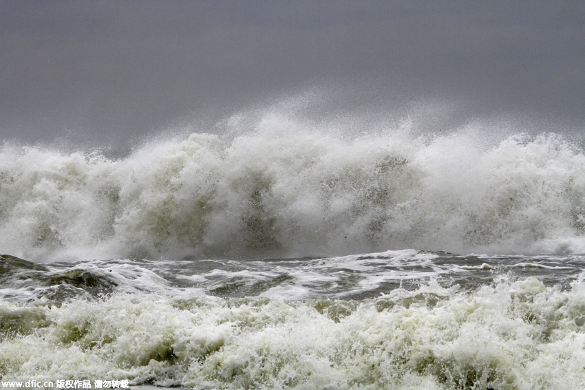 台风灿鸿过境青岛游客用生命冒险看巨浪