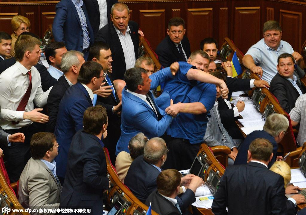 乌克兰议会再次上演“全武行” 因法律草案大打出手