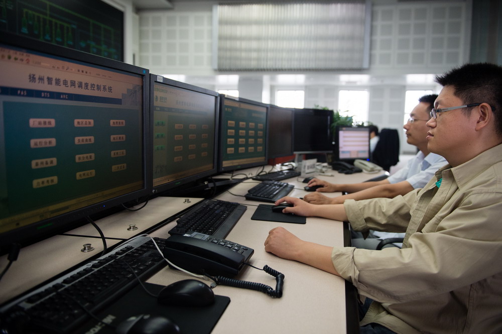 7月14日，工作人员在演示扬泰区域互备智能电网调度控制系统。