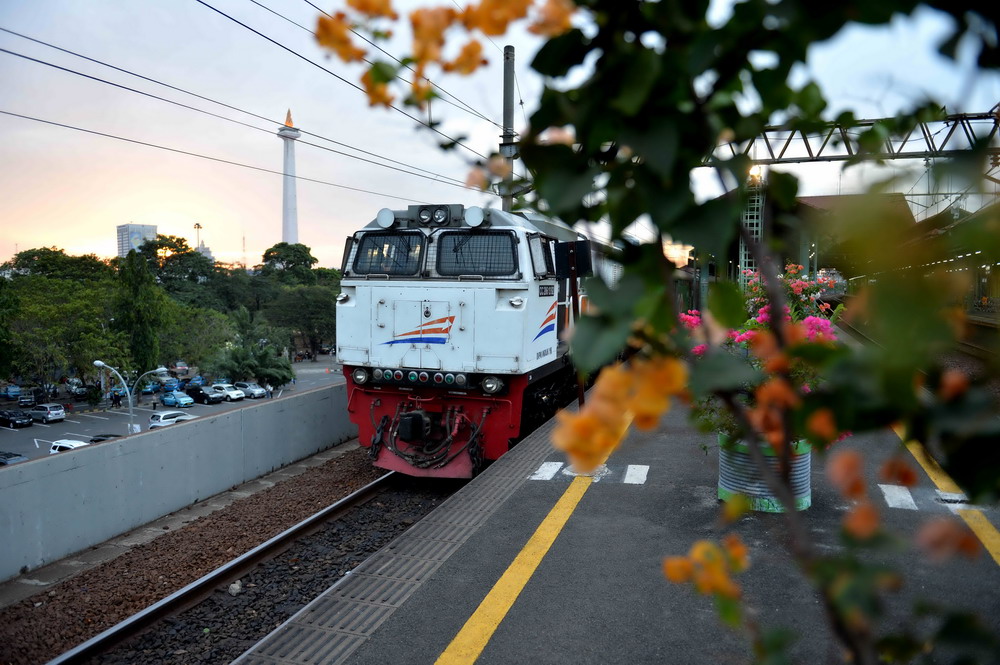 7月14日,一辆列车即将从印度尼西亚首都雅加达甘比亚中心火车站出发
