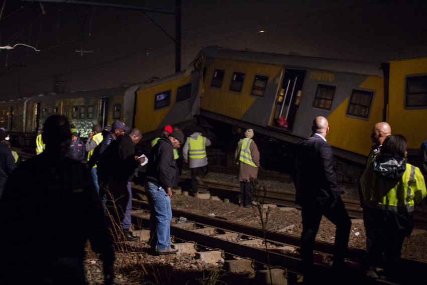 南非两列火车相撞 至少250人受伤