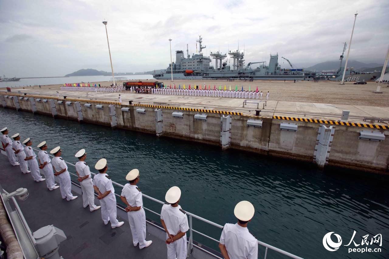 7月21日上午,海军综合补给舰微山湖舰胜利返回母港三亚某军港.