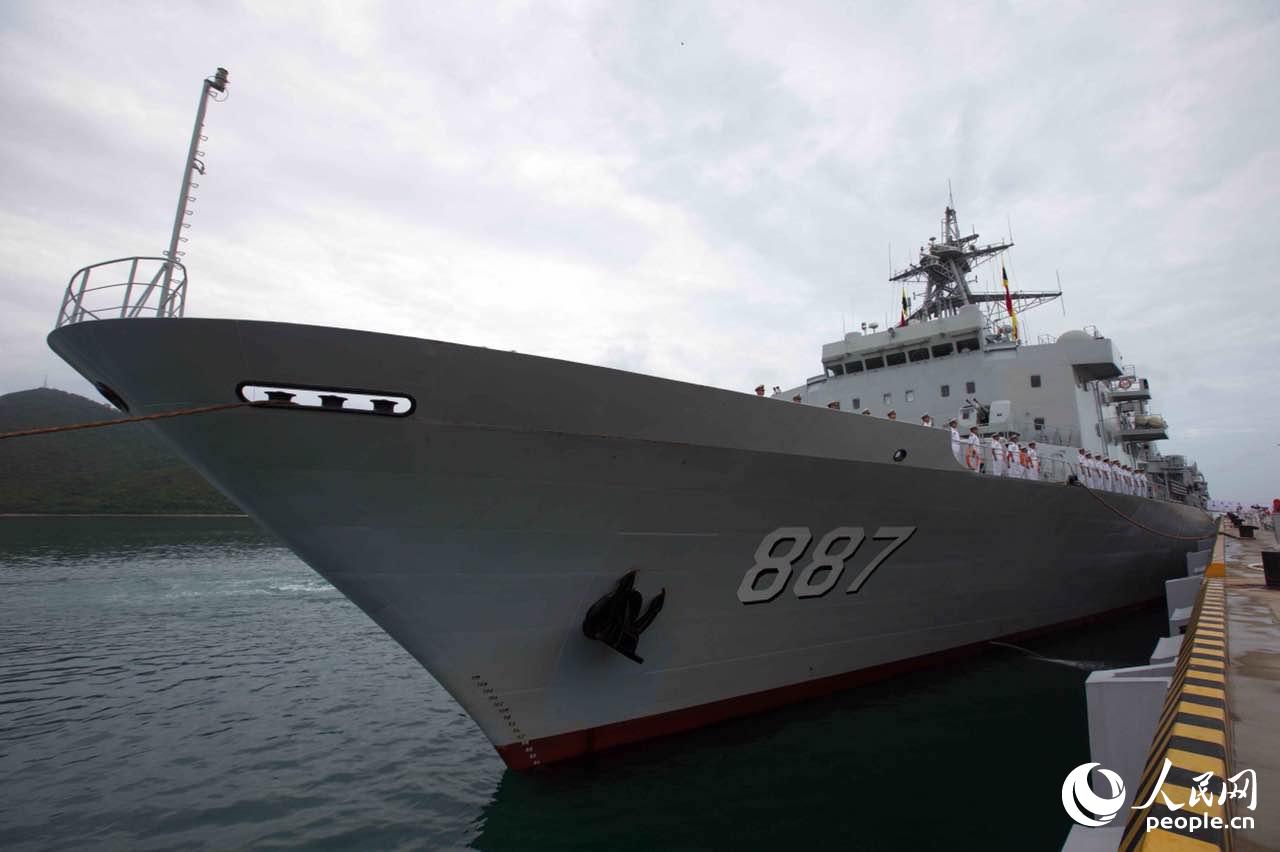 7月21日上午，海军综合补给舰微山湖舰胜利返回母港三亚某军港。（人民网记者 史家民 摄）