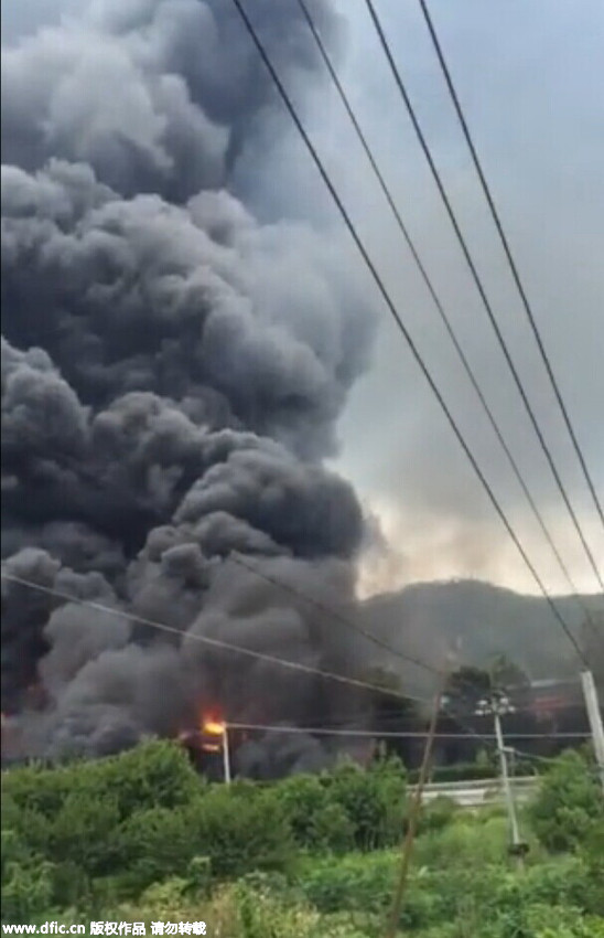 江西南康一油漆厂发生大火 火势蔓延至高速黑烟遮天 