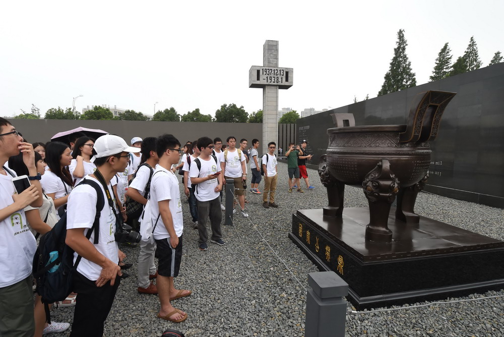 7月22日,两岸大学生在纪念馆内的国家公祭鼎前参观.