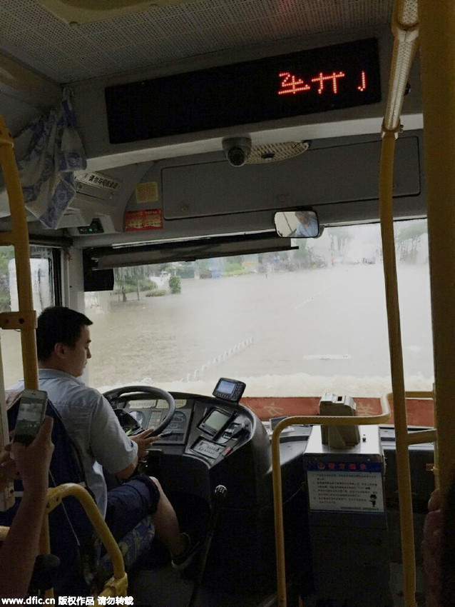 武汉暴雨市区多处积水 公交车进水变成船