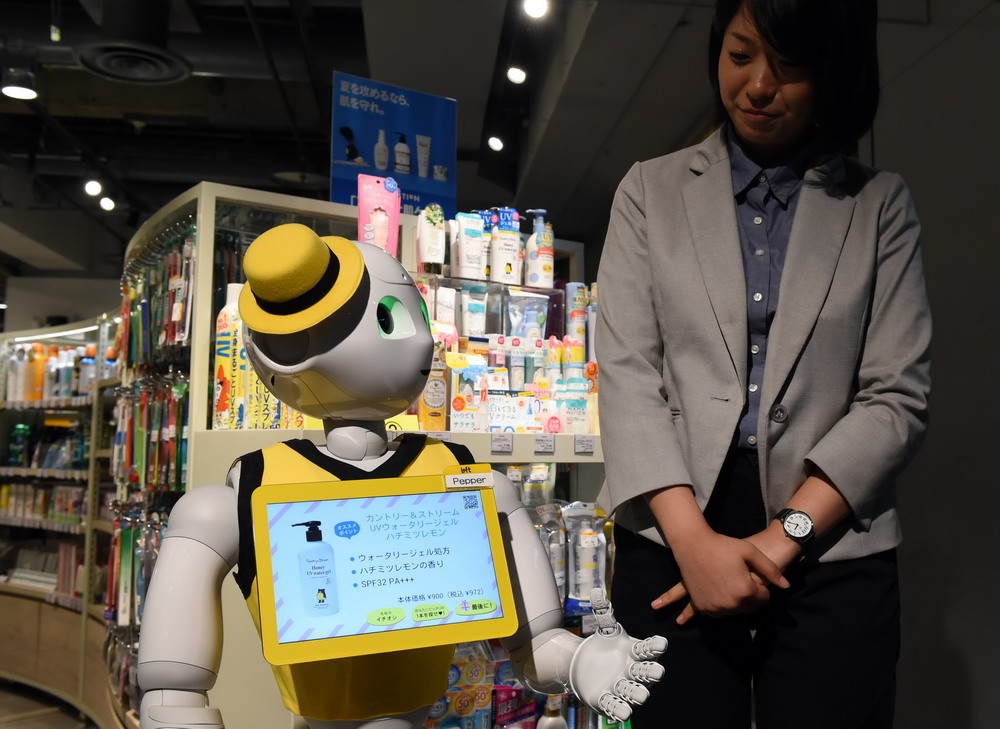 东京一商场聘用机器人担任销售员