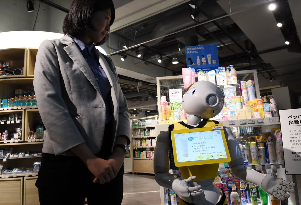 东京一商场聘用机器人担任销售员