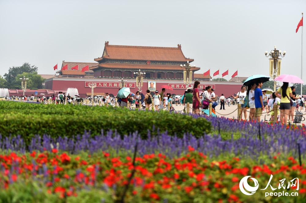 2015年7月27日，经过维修粉刷的天安门城楼焕然一新，以靓丽的容貌迎接抗战胜利70周年阅兵式的到来。（人民网记者 翁奇羽 摄）