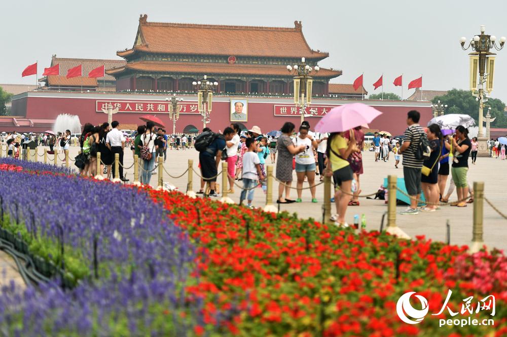 2015年7月27日，经过维修粉刷的天安门城楼焕然一新，以靓丽的容貌迎接抗战胜利70周年阅兵式的到来。（人民网记者 翁奇羽 摄）