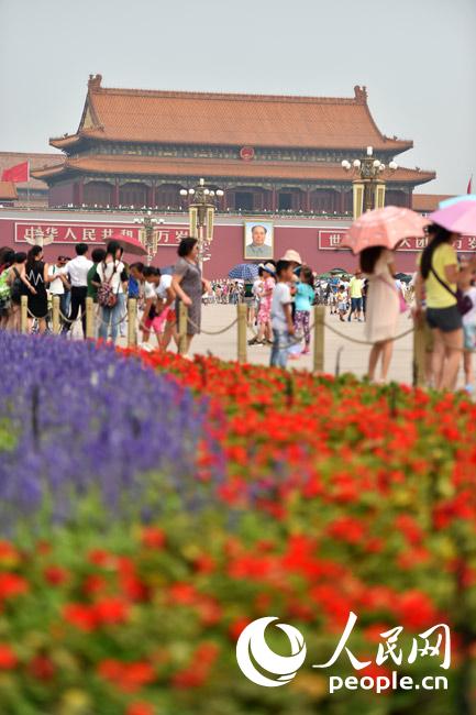 2015年7月27日，经过维修粉刷的天安门城楼焕然一新，以靓丽的容貌迎接抗战胜利70周年阅兵式的到来。（人民网记者 翁奇羽 摄）