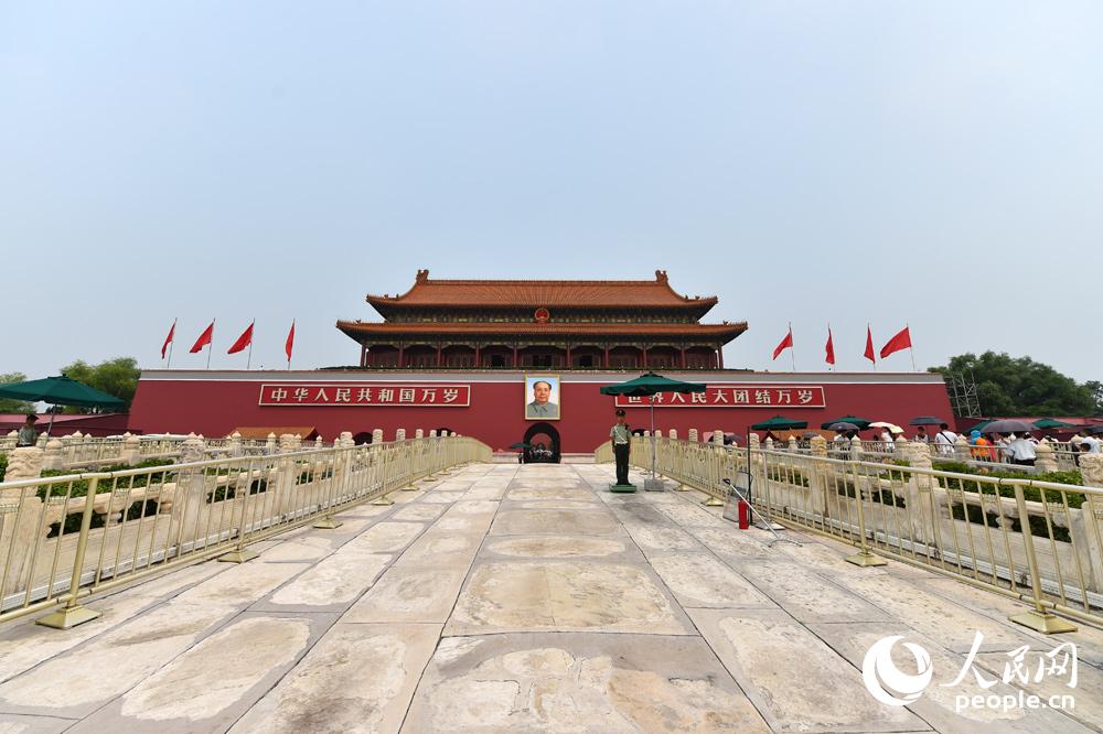 2015年7月27日，经过维修粉刷的天安门城楼焕然一新，以靓丽的容貌迎接抗战胜利70周年阅兵式的到来。（人民网记者 翁奇羽 摄）