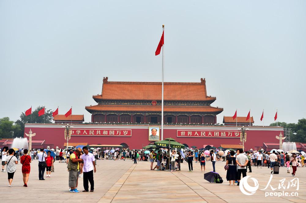 2015年7月27日，经过维修粉刷的天安门城楼焕然一新，以靓丽的容貌迎接抗战胜利70周年阅兵式的到来。（人民网记者 翁奇羽 摄）