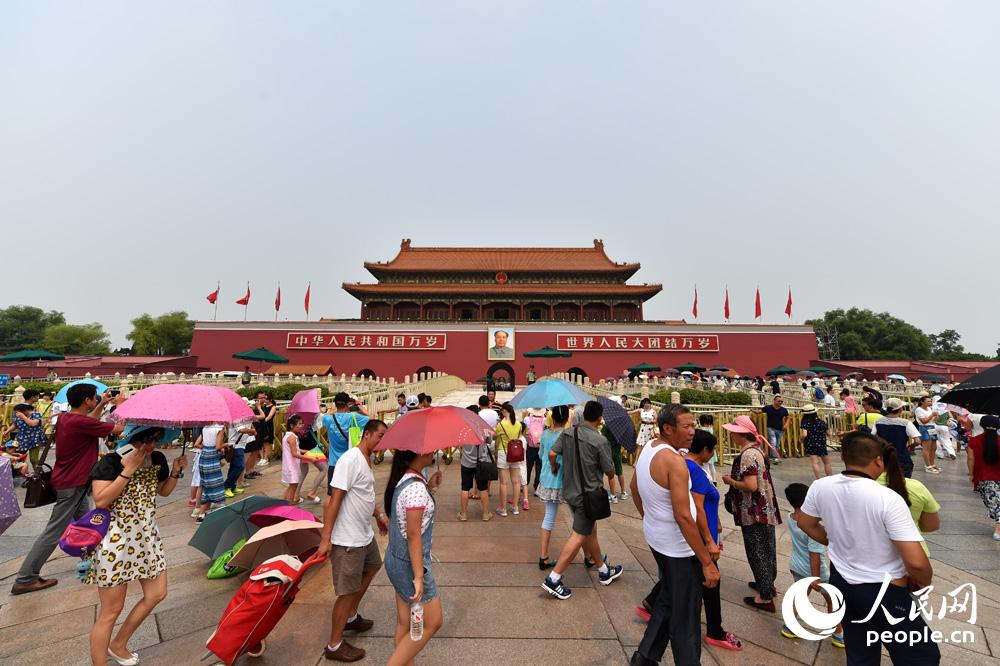 2015年7月27日，经过维修粉刷的天安门城楼焕然一新，以靓丽的容貌迎接抗战胜利70周年阅兵式的到来。（人民网记者 翁奇羽 摄）