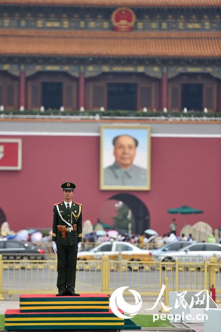2015年7月27日，经过维修粉刷的天安门城楼焕然一新，以靓丽的容貌迎接抗战胜利70周年阅兵式的到来。（人民网记者 翁奇羽 摄）