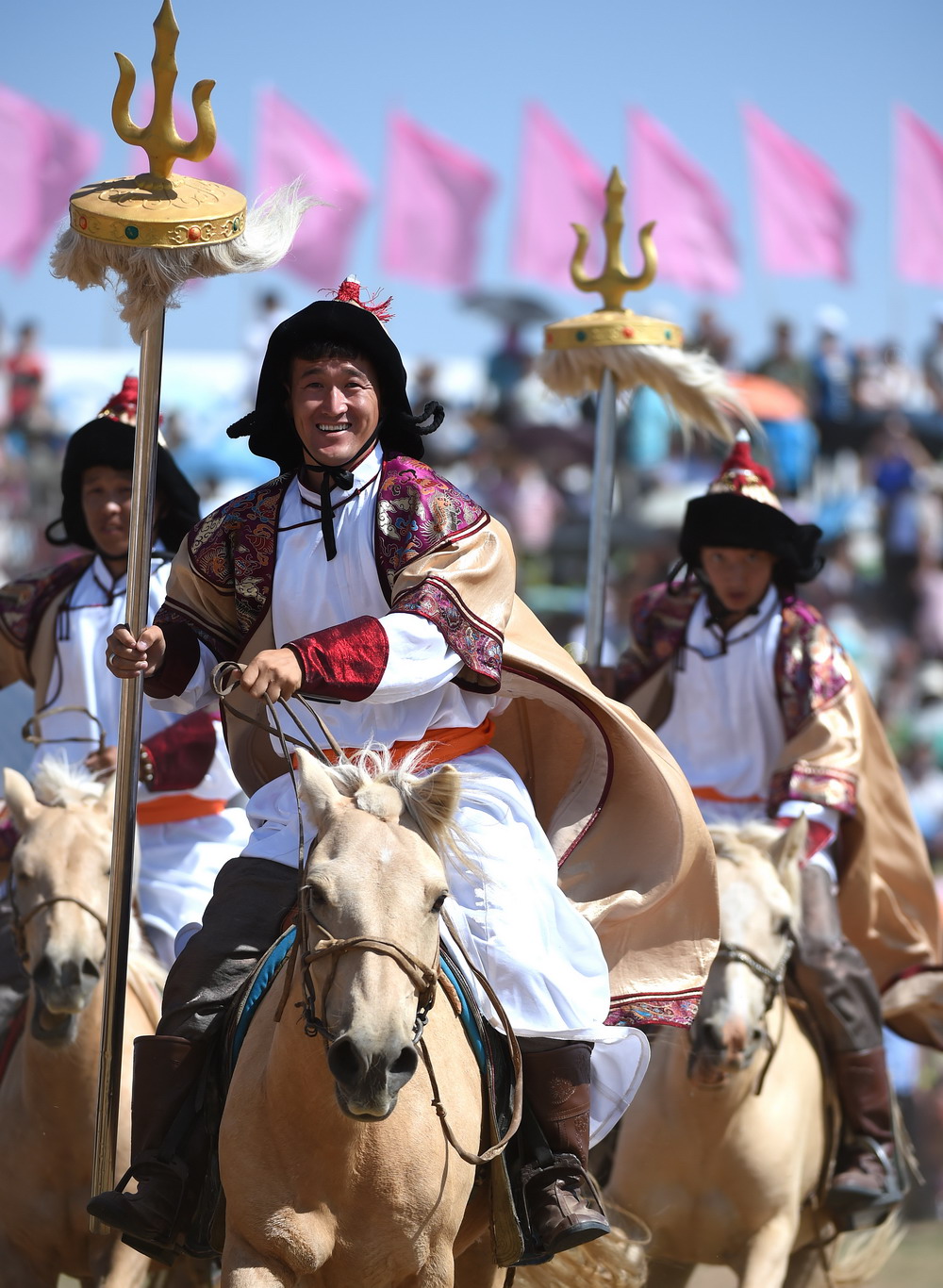 7月28日,几位牧民手持"苏力德(蒙古族长矛)骑马参加开幕式.