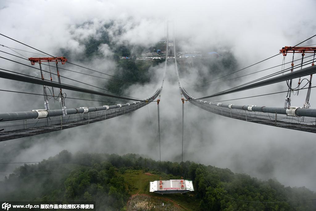 云南腾冲:亚洲最大山区悬索桥第一节钢箱梁吊