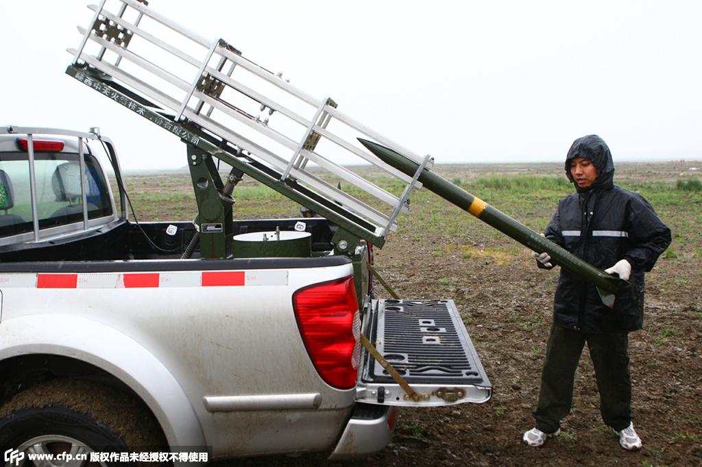 2015年8月2日，吉林长春发射高空火箭弹增雨。守辰/CFP