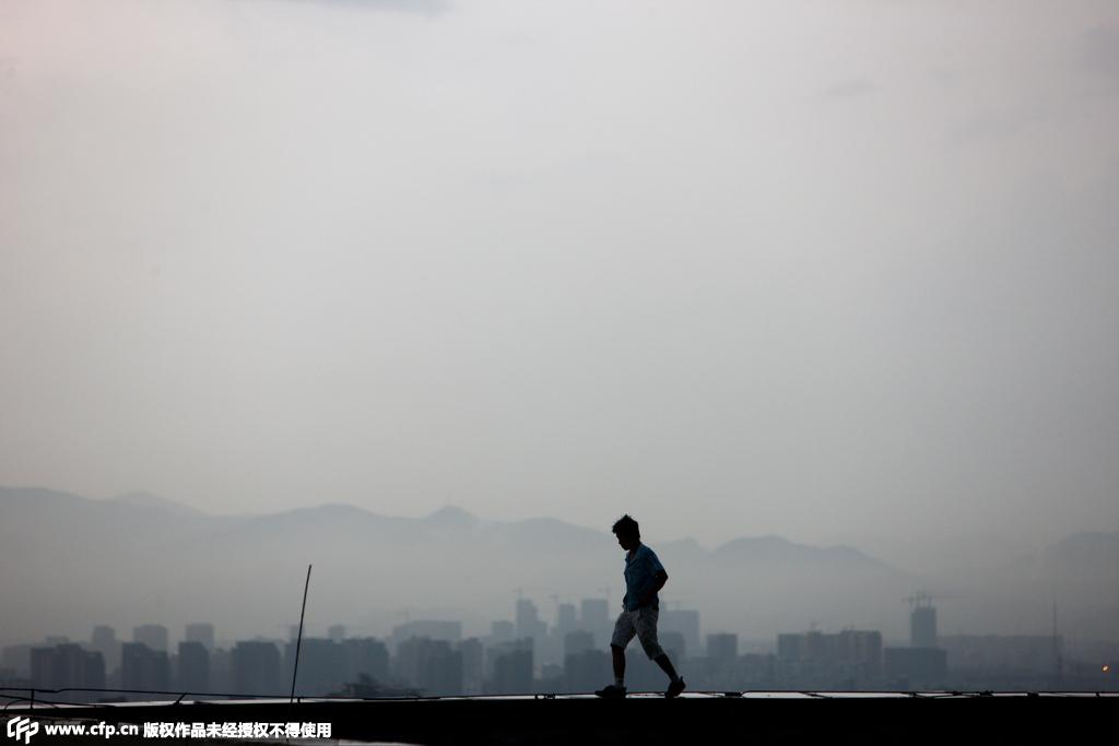 在一百多米高的楼顶边缘走,韦涛如履平地.