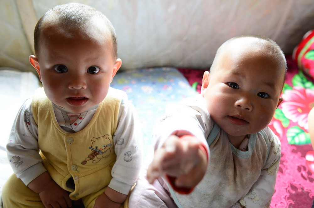 7月31日，在鲁甸县火德红镇李家山村大坪社安置点，两个“地震宝宝”在玩耍。